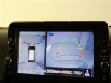【全周囲モニター】車を上空から見下ろしたような映像をカーナビ画面に映し出し、車庫入れや縦列駐車をサポートしてくれます。