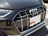 シングルフレームグリルはAudiの象徴的なデザイン要素であり、一目でAudiとわかるスタイル、大きくて迫力のある形状が車のスポーティな印象を強調しており、魅力的なデザインとなっています。