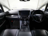 上質で落ち着いた印象のインパネ。視界も広々で運転しやすいです。
