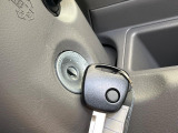 【キーレス】少し離れた場所からでもボタン一つでドアの開錠・施錠ができるのでとっても便利!ドアの鍵穴周りに傷をつけることもありません♪