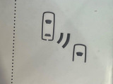 【ブラインドスポットモニター】走行中、ドアミラーの死角になりやすい箇所に後続車が接近するとサイドミラーのレンズに警告を表示!ドライバーに注意喚起をしてくれます。