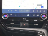 デュアルエアコンとは、運転席と助手席で、個別に温度設定ができる機能です。気温の感じ方は、人それぞれ違うもの。乗る人に優しい機能ですね。