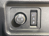 【電動格納ミラー】運転席のスイッチで、ドアミラーの開閉や角度の調整ができます。