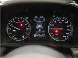 視認性の良い大きめのアナログメーターと、様々な情報を表示可能なディスプレイで、運転中の確認がしやすく安全運転に役立ちます。