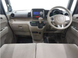 視界広々で運転しやすくロングドライブでも疲れを感じさせないすっきりとまとまったインパネ周りです。