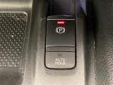 【電動パーキングブレーキ/オートブレーキホールド】パーキングブレーキをかけるときはレバーを引くだけ!ブレーキホールドは信号待ちなどの停止中にブレーキペダルから足を離してもブレーキがかかったまま!