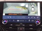 バックカメラの他に上から見下ろしたような画像が見れるアラウンド(全方位)モニター。前後左右を把握できる、すごい機能が装備されています!