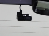 この車にはリアにもドライブレコーダーを装備しております◆映像・音声などを記録する自動車用の装置です。 もしもの事故の際の記録はもちろん、旅行の際の思い出としてドライブの映像を楽しむことができます。