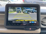 【バックカメラ】後退時に車両後方の映像をモニターに映す機能。目視できない死角を確認でき、衝突事故を防ぎます。駐車が苦手な方だけでなく全てのドライバーに必須の安全装備です。