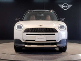 MINIのフロントグリルのデザインはイギリスで生まれた当初から、シルバーのサイドバーが折り重なった伝統的なデザインで御座います。その伝統はBMWのお車になってからでも少しずつ形を変えて守られております