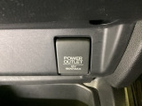 アクセサリーソケットはUSBのアダプターなどをつければ、スマホの充電にも使えます。周辺には物が置けるトレーがついています。