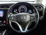 ハンドル左側にはオーディオ操作が出来るオーディオリモートコントロールスイッチ、右側にはHonda SENSINGとオートクルーズコントロールのスイッチを装備!