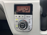 【オートエアコン】一度お好みの温度に設定すれば、車内の温度を検知し風量や温度を自動で調整。暑い&hellip;寒い&hellip;と何度もスイッチ操作をする必要はありません。快適な車内空間には必須の機能ですね♪