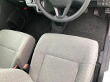 痛みの出やすい運転席シートの角、フロアマット、座面、ともに良好です