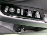 運転席から全ての窓の開閉ができます。ウィンドウロック機能はお子様のいたずら防止に有効です。