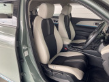 肘掛けとシートヒーター装備のフロントシートで長時間でも快適ドライブ!