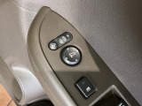 狭い駐車場で便利な電動格納ドアミラーが付いています。