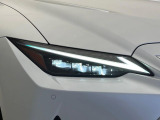 【三眼LEDヘッドライト】スタイリッシュな見た目の三眼LEDヘッドライトを装備♪スタイルだけでなく、夜間の走行も視界良好で安心してお乗りいただけます。