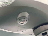 サイドカメラ 車両の前後左右に搭載した4つのカメラにより、車庫入れや狭い道でのすれ違いをしっかりサポートするパノラマモニター対応カメラが付いてます