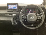 【ハンドル】運転にかかわる様々な操作を安全に行えるように視点移動が少なく操作性に配慮されたスイッチ類が凝縮されたコックピットです。