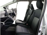 シックな色使いの運転席周りですね。すっきりとしたデザインで上品な色使いです。居心地の良い運転席長く座ってられるリラックスできるデザインがいいですね。