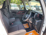 毎日過ごす運転席は要チェック。シートのへたり・擦れ、視界のイメージまで伝わる重要ポイント。