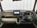 運転席周りです。カップホルダーや小物の収納などは必須ですよね!!使い勝手の良いつくりになっております!!