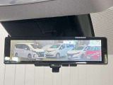 【インテリジェント ルームミラー】車両後方のカメラ映像をミラー面に映し出すので、車内の状況や、天候などに影響されずいつでもクリアな後方視界が得られます!