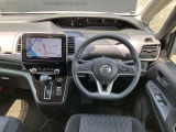 視点が高く、周りが見えやすいシート位置となっております。運転する時の眺めもいいですよ♪アームレストもあるので、長時間ドライブが楽しくなりますね!