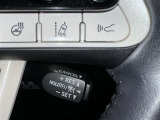 クルーズコントロール機能が付いています。 速度を設定するとアクセルを踏まなくても一定の速度で走ることができます。  高速道路ではとても便利な装置なんです。