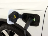 コンセントタイプ3kWやウォールボックスタイプ6kWの充電器を用いてご自宅で簡単充電。一般的な家庭用200V交流充電ケーブルでは約8時間で80%まで充電!1時間あたり7~14kmを走行できる電力を充電