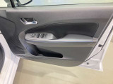 【運転席ドア】ボトルホルダーや収納ポケットが付いているので運転席周りもスッキリ保てます★