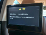 【後席モニター】家族や友人とお出かけする機会が多い方に大人気の後席モニターを装備!見やすい位置に画面がありテレビやDVDの視聴も快適!友達もお子様も、後席にしか乗らなくなるかも??
