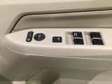 ハンドルの右側に電動格納付きパワーミラーの操作スイッチがついています。左右のサイドミラーの角度調節も微調整ができて便利です。パワーウインドウは運転席でドア4枚とも上下の操作ができるようになっています。