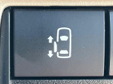 【パワースライドドア】スマートキーや運転席のスイッチでスライドドアの開閉が可能♪電動だから力を入れてドアを開ける必要が無く、小さいお子様でも、重い荷物を持っている時もラクに開け閉めできます♪