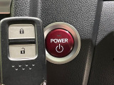 【Hondaスマートキー】カバンやポケットに入れたままでもドアの施錠・解錠が可能なスマートキーを装備。エンジンのオン・オフ時もカギを取り出す必要が無いからとっても便利です♪