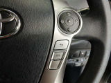 ステアリングには運転中でも簡単に操作できる各種スイッチついてます