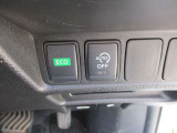 アイドリングストップ機能付です。特別な操作をしなくても、普段通りの運転をするだけで、エコドライブができる機能です。OFFボタンがありますので、必要に応じて使い分けてください。