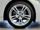 【BMWアロイホイル】軽量かつ強度に拘ったアロイホイル。走行性能ポテンシャルを引き出す設計。車の足元を引き締めてくれる大きなポイントはアロイホイルです。