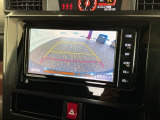 リバースギアに入れるだけで後方の表示へ切り替わります。夜間や雨の日の駐車も楽になりますよ。