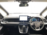 シンプルながら機能性あふれる運転席廻りです。視界性もよく、運転しやすいですよ。