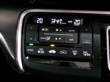 オートエアコンは左右席で独立温度コントロールが可能です。運転席はキンキンに冷やして助手席はマイルドにと言った設定が可能です。暑さ寒さでケンカすることもなくなりますね。