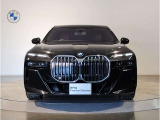 【BMWの伝統-1】BMWの特徴的な&ldquo;キドニーグリル&rdquo;は、80年以上続く伝統の形でございます。変わらないこだわりのデザインが、プレミアムブランド&ldquo;BMW&rdquo;を創り出します。