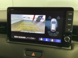 リバースギアに入れるだけで後方の表示へ切り替わります。夜間や雨の日の駐車も楽になりますよ。