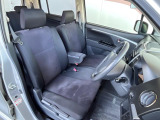 運転席まわりには十分なスペースがあり、大柄な方でもゆったり運転していただける環境です。