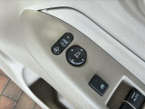 狭い駐車場で便利な電動格納ドアミラーが付いています。
