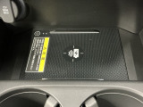 スマートフォンを置いたまま充電出来るワイヤレス充電器付きです!