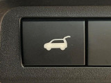 【パワーバックドア】スマートキーや運転席のボタンを押すだけでリアゲートが自動で開閉します!荷物を持っている時や、高い位置にあるバックドアを閉める際に便利な機能です♪