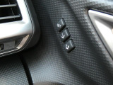 運転席はシートメモリー機能が付いているので、自分以外の人がシートを動かしても、ボタン一つでセットした位置に戻せます。