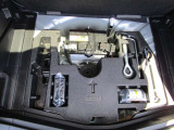 トランクボードの下にはバッテリーと応急用パンク修理キットが有ります。ジャッキ本体はオプションの為付いていません。別売りになります